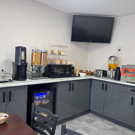 하워드 존슨 바이 윈덤 포트 세인트 존 호텔 Fort St. John 외부 사진